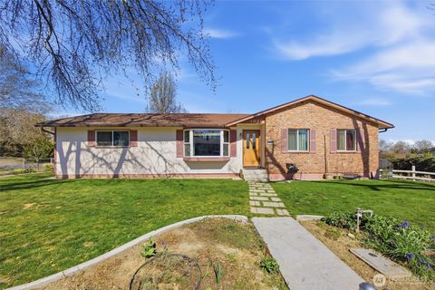 Photo of 1840 W 11th Avenue, Kennewick, WA 99337 (MLS # 2498504)