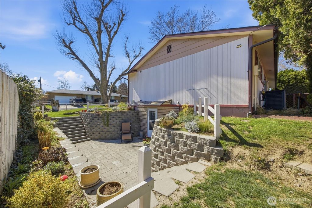 Photo of 1840 W 11th Avenue, Kennewick, WA 99337 (MLS # 2498504)