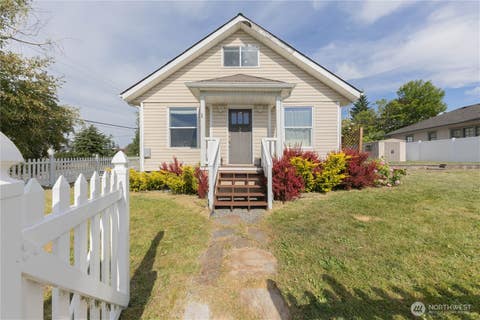 Photo of 226 N 5th Street, Mount Vernon, WA 98273 (MLS # 2544953)