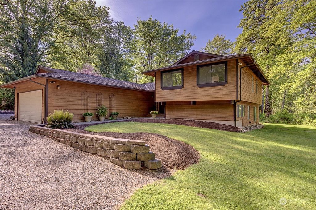 Photo of 25515 NE 47th Place, Redmond, WA 98053 (MLS # 2238936)