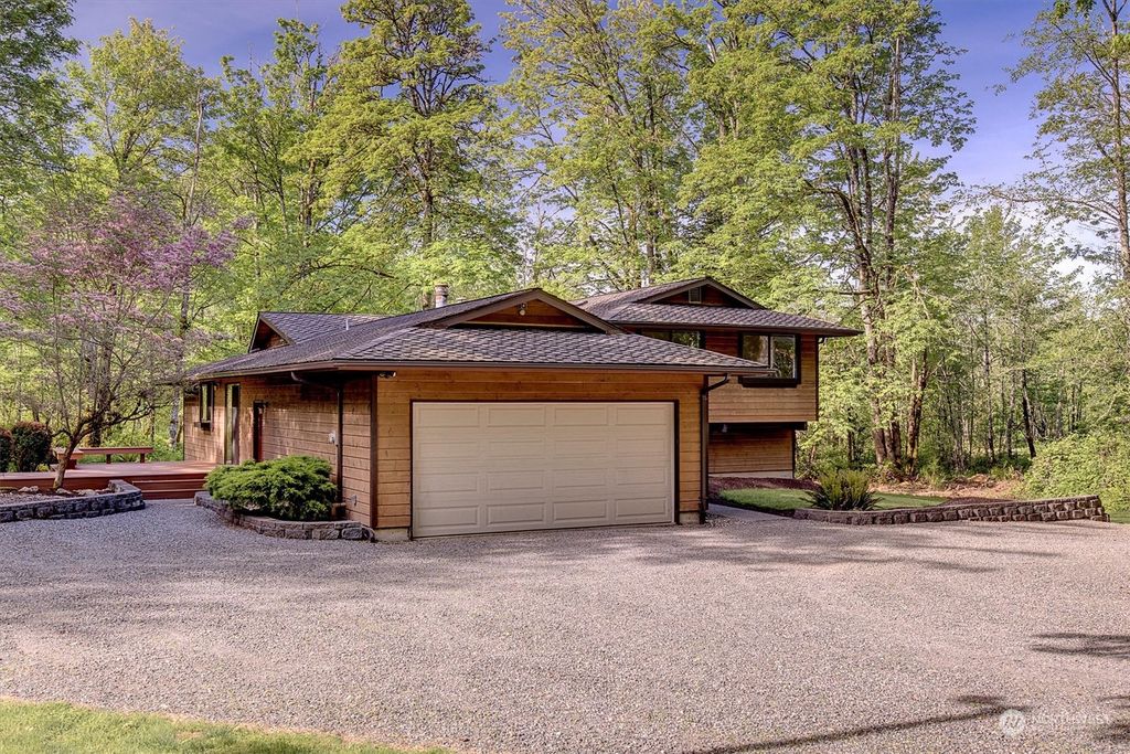 Photo of 25515 NE 47th Place, Redmond, WA 98053 (MLS # 2238936)