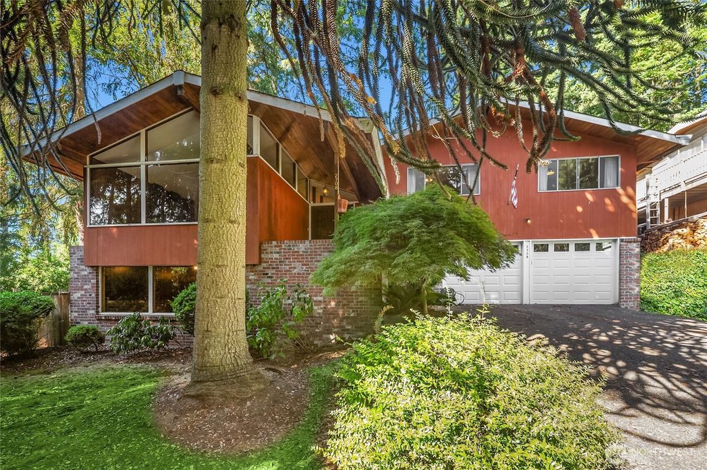 Photo of 2708 NE 195th Place, Shoreline, WA 98155 (MLS # 2432370)