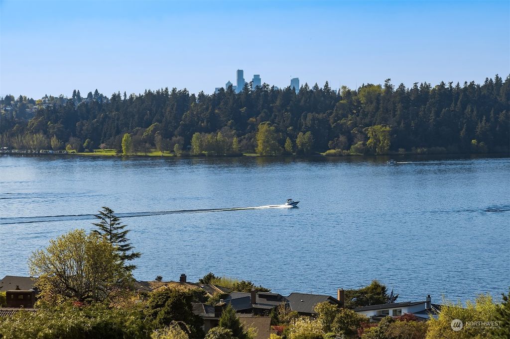 Photo of 7580 SE 71st Street, Mercer Island, WA 98040 (MLS # 2062676)
