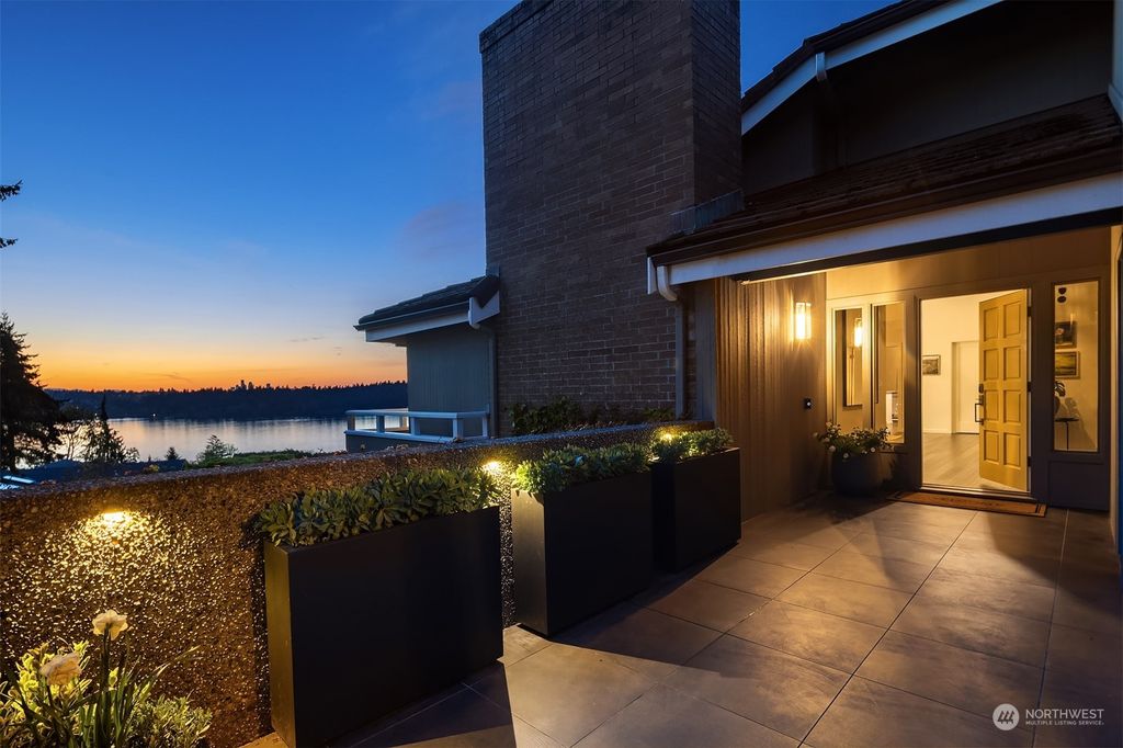 Photo of 7580 SE 71st Street, Mercer Island, WA 98040 (MLS # 2062676)