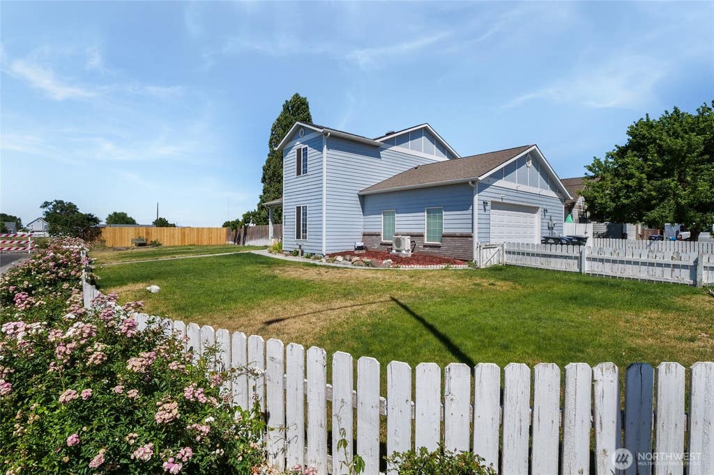 Photo of 510 E Quintanilla Drive, Moses Lake, WA 98837 (MLS # 2549530)