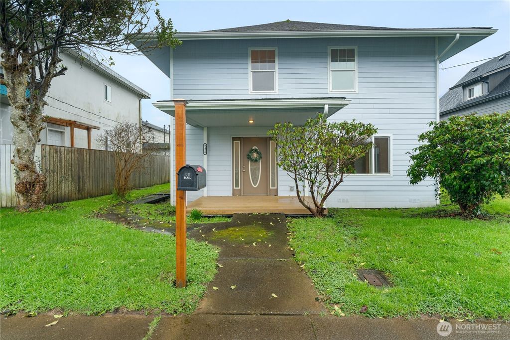 Photo of 2420 Aberdeen Avenue, Hoquiam, WA 98550 (MLS # 2479071)