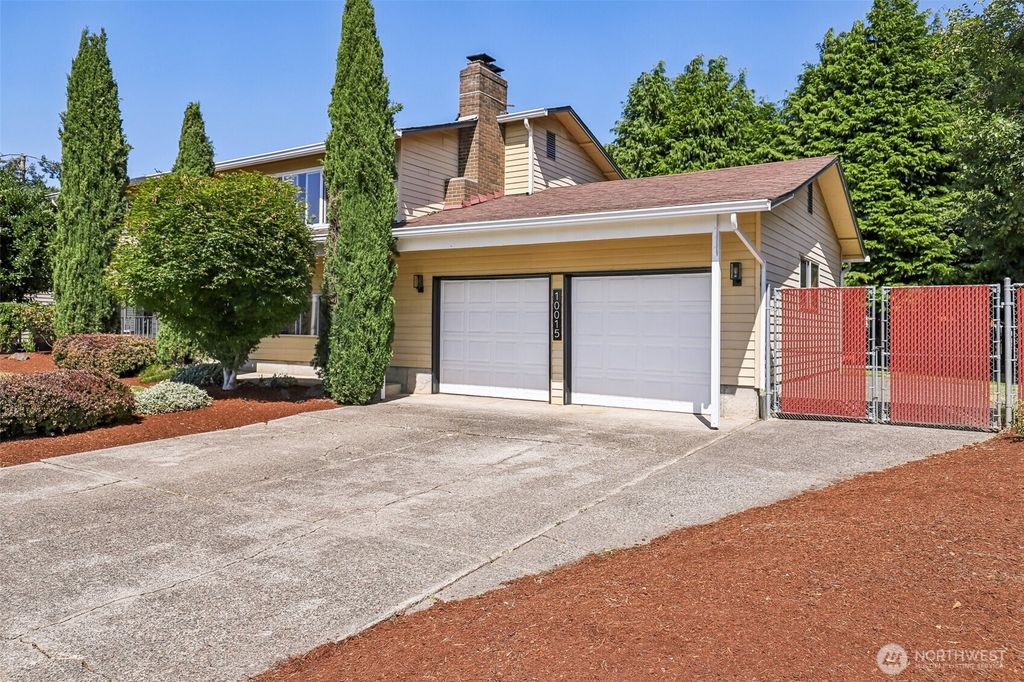 Photo of 10015 NW 17th Avenue, Vancouver, WA 98685 (MLS # 2554396)