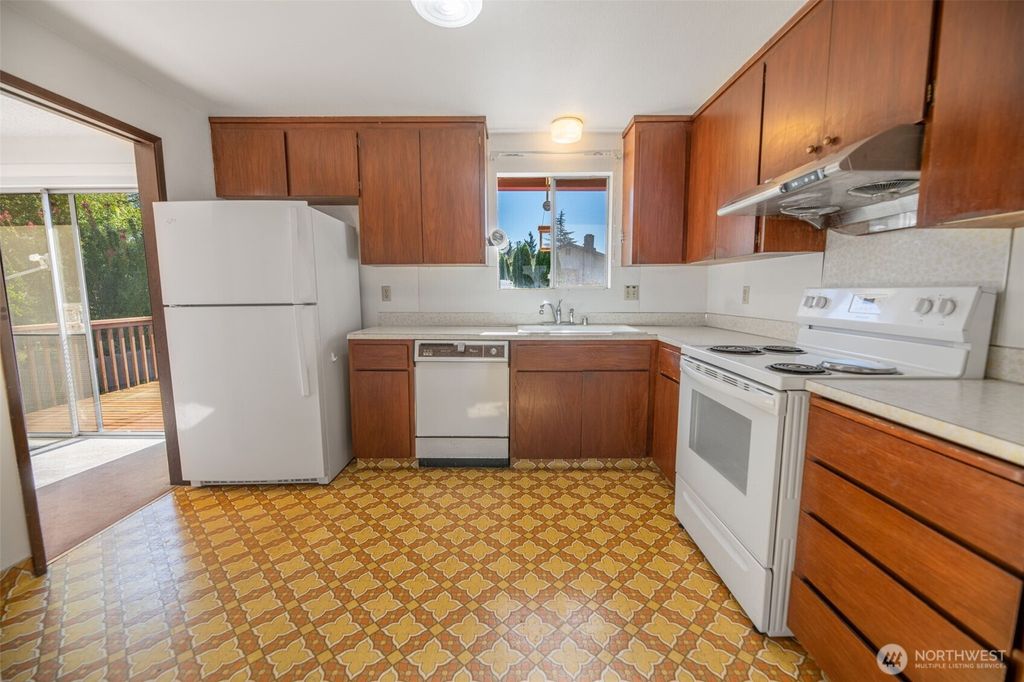 Photo of 817 S 28th Court, Renton, WA 98055 (MLS # 2446064)