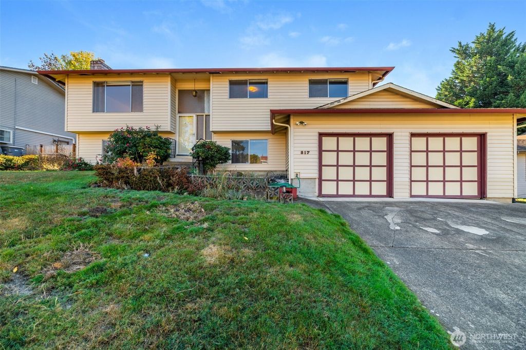 Photo of 817 S 28th Court, Renton, WA 98055 (MLS # 2446064)