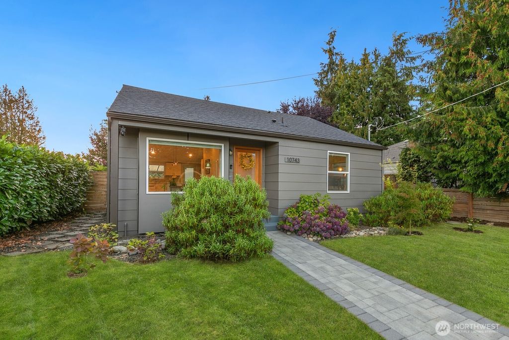 Photo of 10743 Fremont Avenue N, Seattle, WA 98133 (MLS # 2433957)