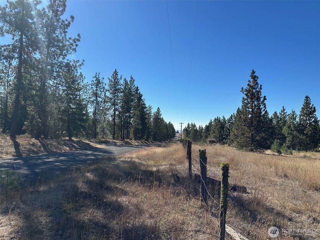 Photo of 1 Garrison Road, Goldendale, WA 98620 (MLS # 2452230)