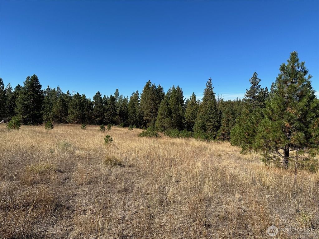 Photo of 1 Garrison Road, Goldendale, WA 98620 (MLS # 2452230)
