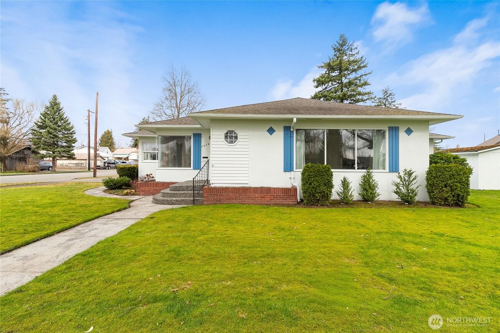 Photo of 1416 Front Street, Lynden, WA 98264 (MLS # 2486185)