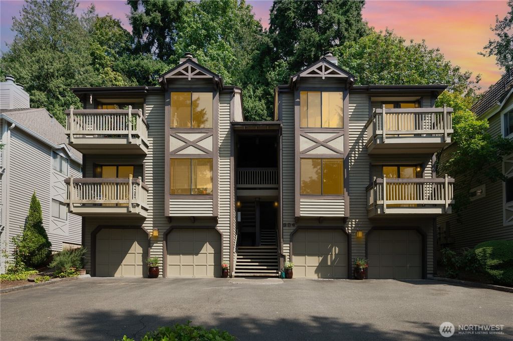 Photo of 304 10th Street, Kirkland, WA 98033 (MLS # 2423157)