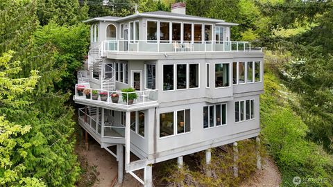 Photo of 1120 W Lake Sammamish Parkway SE, Bellevue, WA 98008 (MLS # 2515759)
