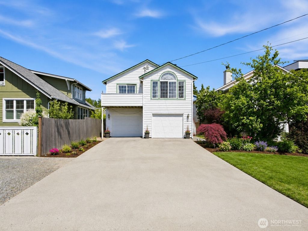 Photo of 512 N 104th Street, Seattle, WA 98133 (MLS # 2525841)