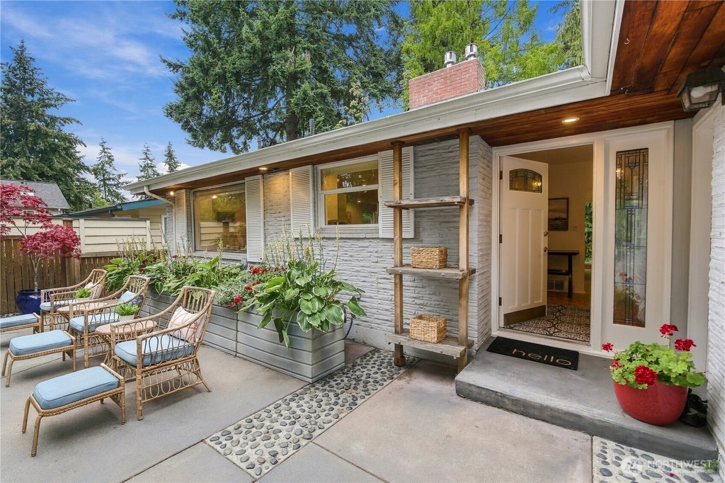 Photo of 8515 27th Avenue NE, Seattle, WA 98115 (MLS # 2588880)