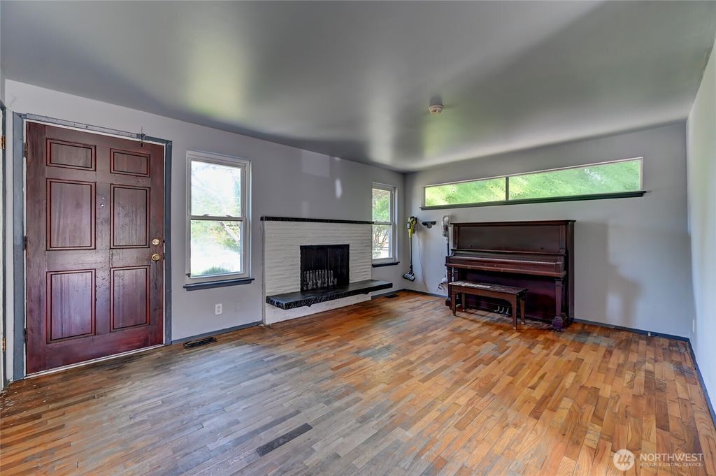 Photo of 9216 36th Avenue SW, Seattle, WA 98126 (MLS # 2383047)