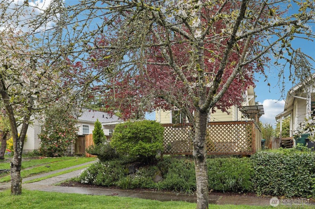 Photo of 8207 Meridian Avenue N, Seattle, WA 98103 (MLS # 2509590)