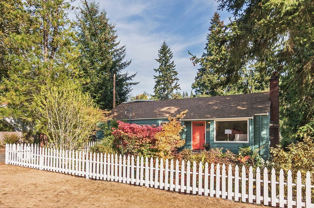 Photo of 10708 17th Avenue NE, Seattle, WA 98125 (MLS # 1999888)