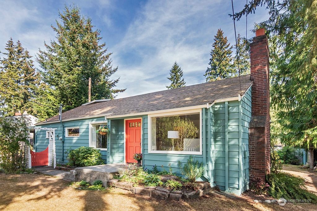 Photo of 10708 17th Avenue NE, Seattle, WA 98125 (MLS # 1999888)