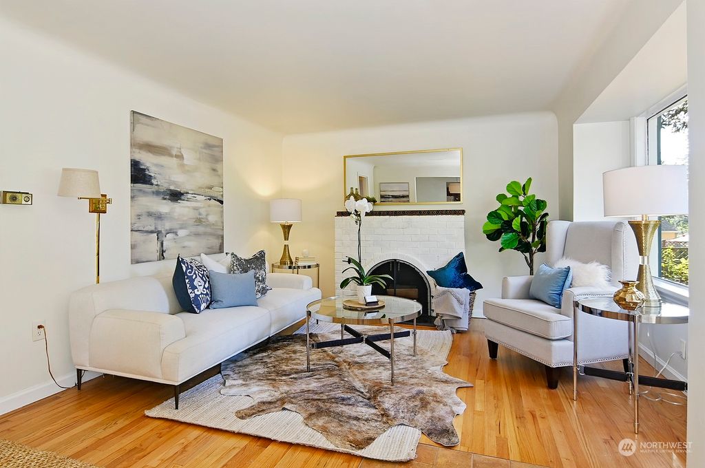 Photo of 10708 17th Avenue NE, Seattle, WA 98125 (MLS # 1999888)