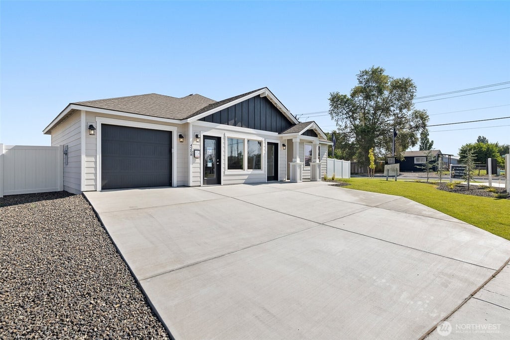 Photo of 4208 W Sandy Ct Ct, Moses Lake, WA 98837 (MLS # 2589059)