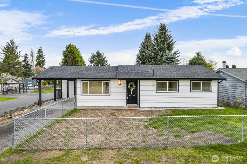 Photo of 903 SW 102nd Street, Seattle, WA 98146 (MLS # 2361349)