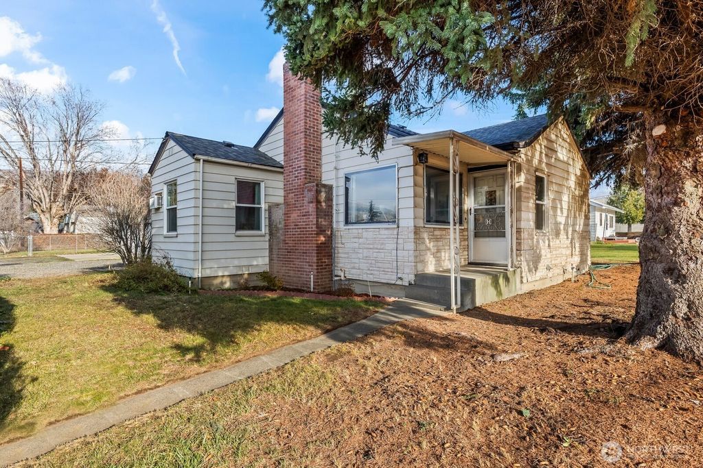 Photo of 2609 Cascade Road, Yakima, WA 98901 (MLS # 2463406)