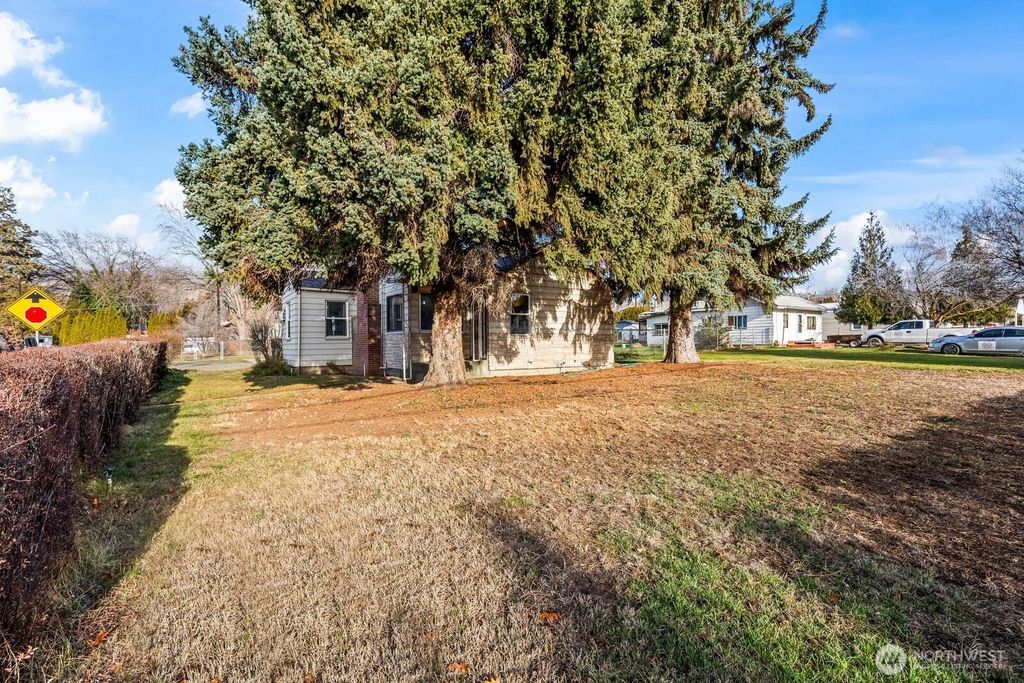 Photo of 2609 Cascade Road, Yakima, WA 98901 (MLS # 2463406)