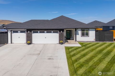Photo of 909 NE 5th Avenue, Ephrata, WA 98823 (MLS # 2341334)