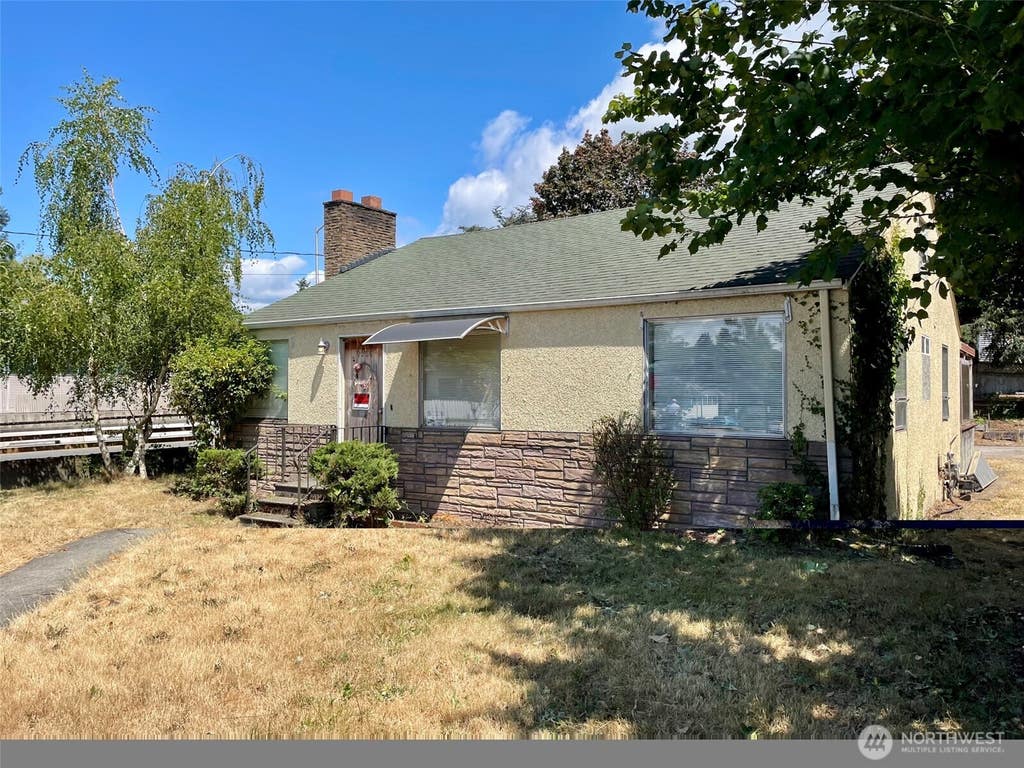 Photo of 9058 Wallingford Avenue N, Seattle, WA 98103 (MLS # 2555910)
