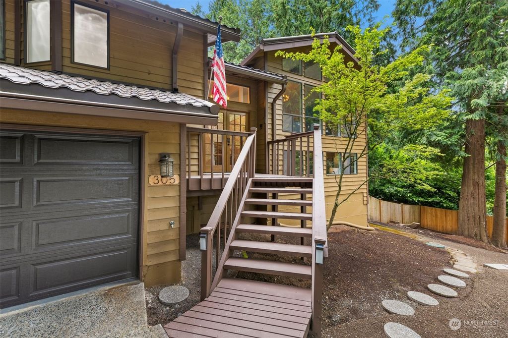 Photo of 305 207th Avenue NE, Sammamish, WA 98074 (MLS # 2129867)