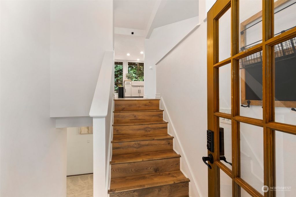 Photo of 305 207th Avenue NE, Sammamish, WA 98074 (MLS # 2129867)