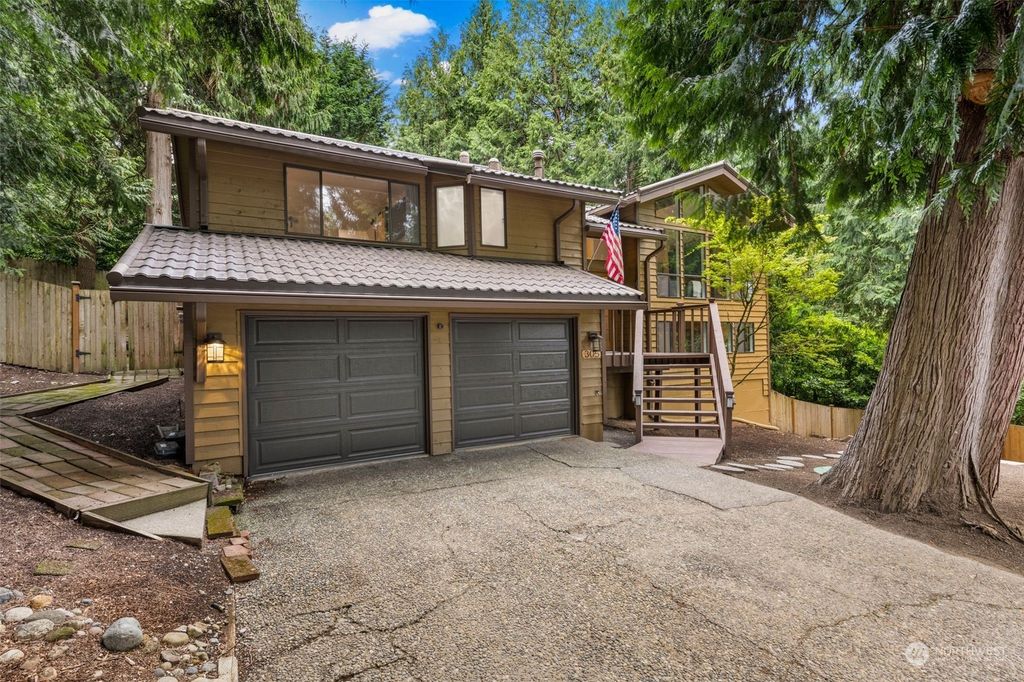 Photo of 305 207th Avenue NE, Sammamish, WA 98074 (MLS # 2129867)