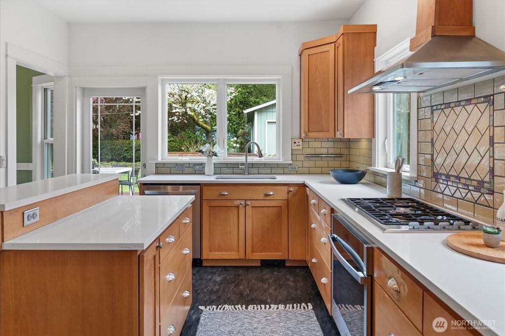 Photo of 6551 24th Avenue NE, Seattle, WA 98115 (MLS # 2503363)