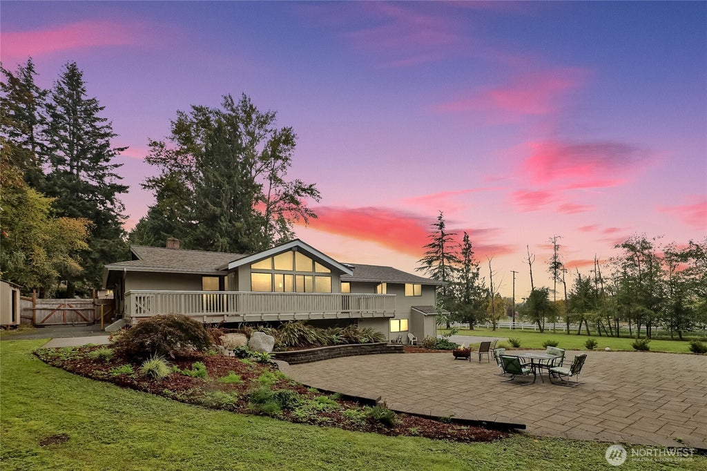 Photo of 806 Comanche Drive, Mount Vernon, WA 98273 (MLS # 2590771)