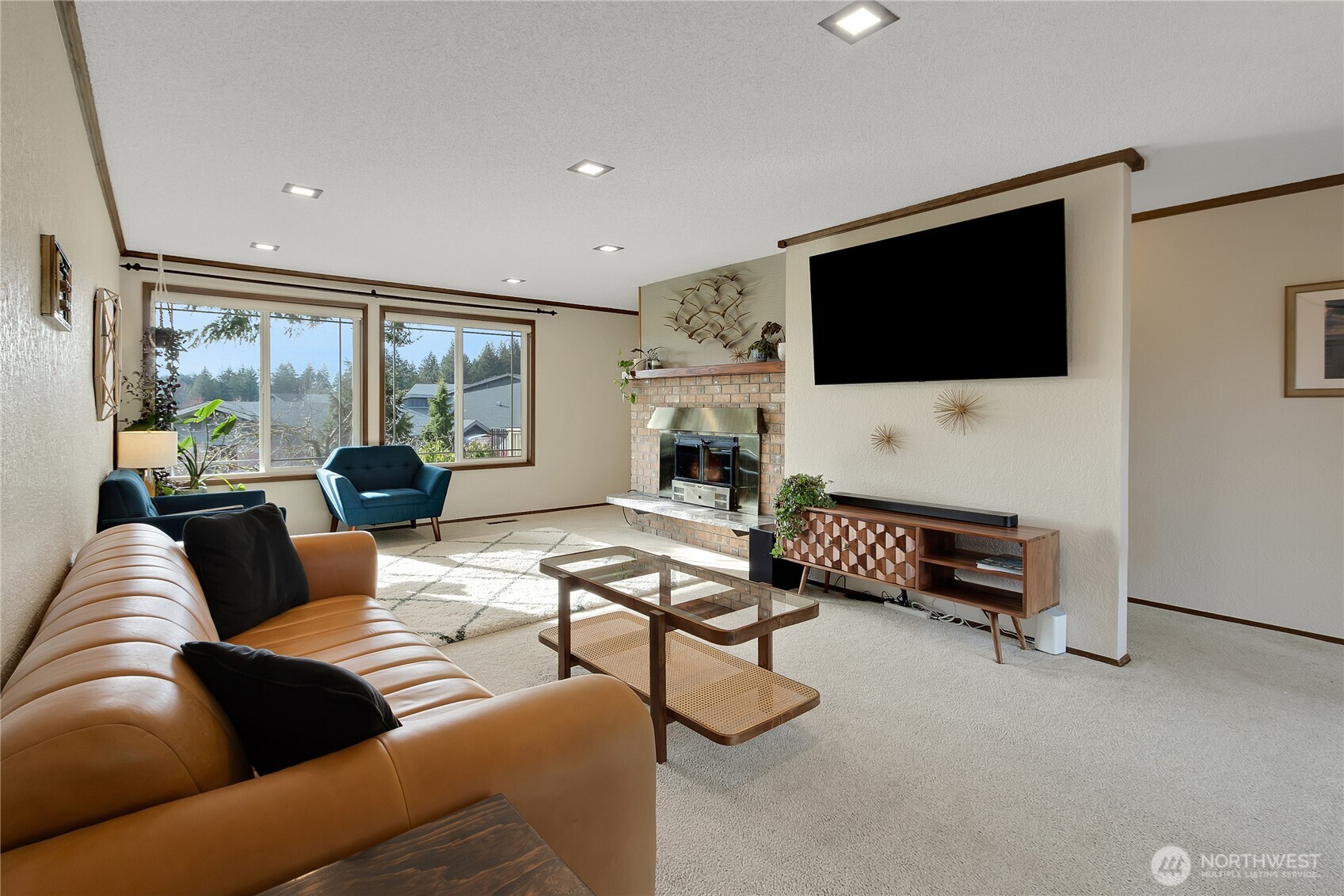 3715 Goldcrest Heights NW