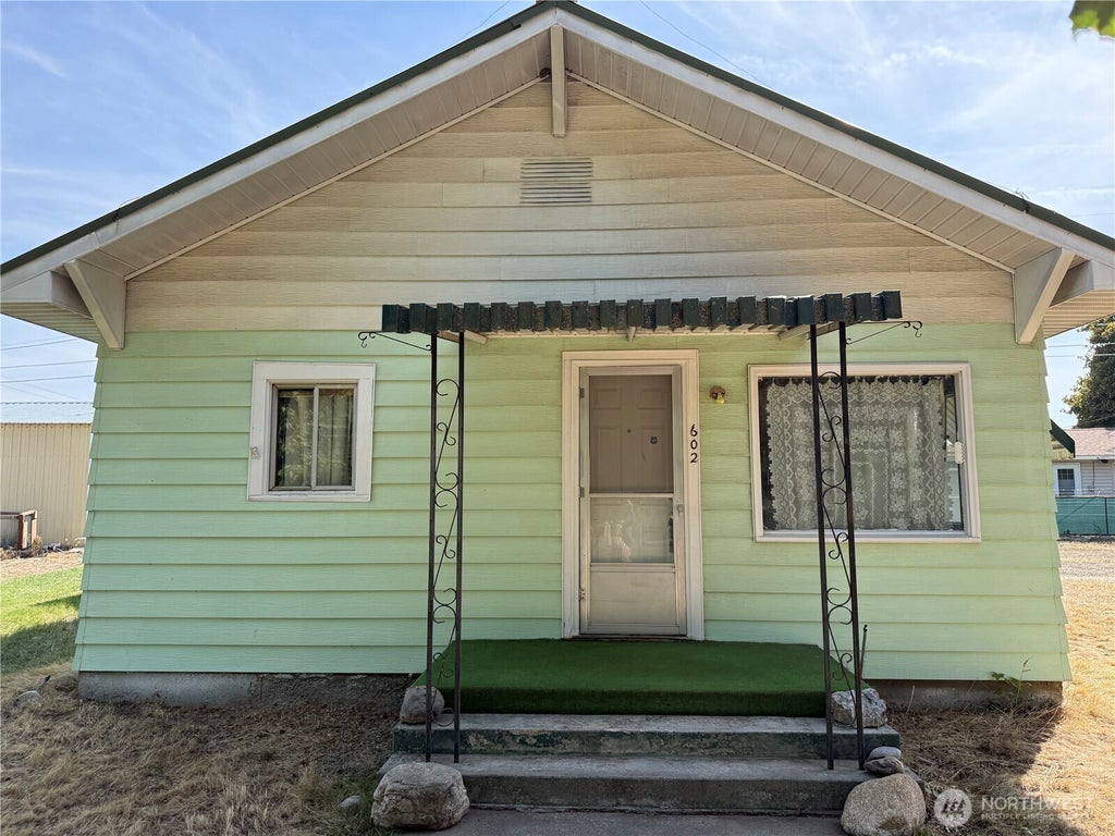 Photo of 602 SE Trinity Avenue, Wilbur, WA 99185 (MLS # 2574859)
