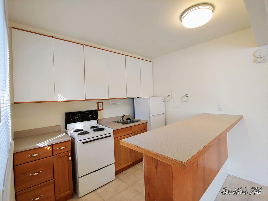 Photo of 6537 Oswego Place NE, Seattle, WA 98115 (MLS # 2563692)