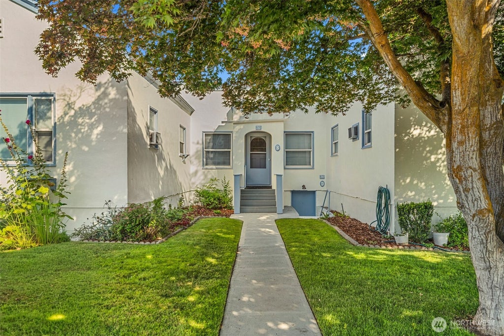 Photo of 710 S Monroe Street, Wenatchee, WA 98801 (MLS # 2561053)