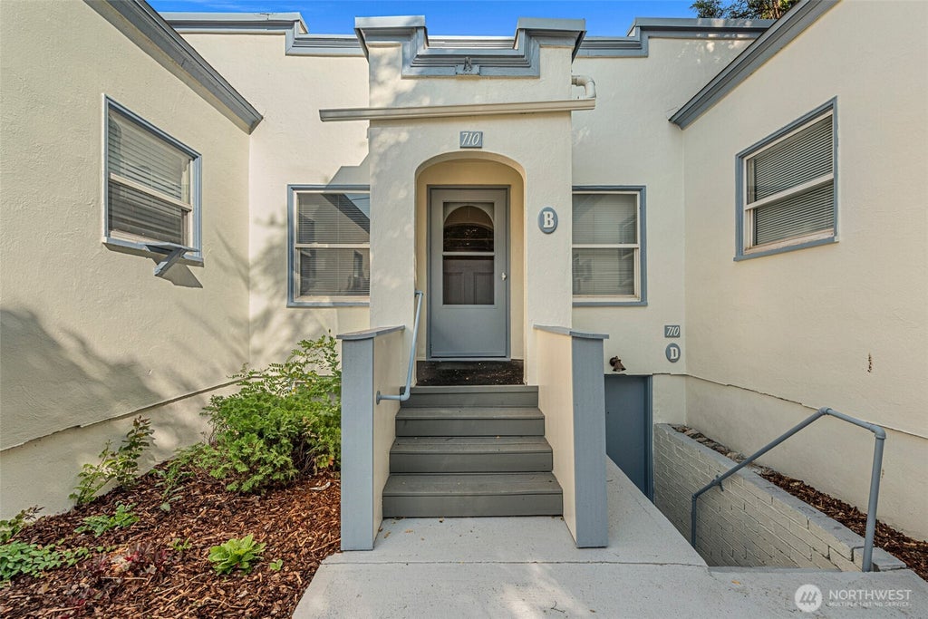 Photo of 710 S Monroe Street, Wenatchee, WA 98801 (MLS # 2561053)