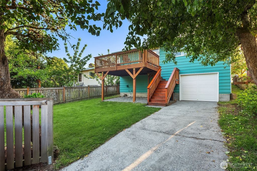 Photo of 6038 36th Avenue NE, Seattle, WA 98115 (MLS # 2384423)