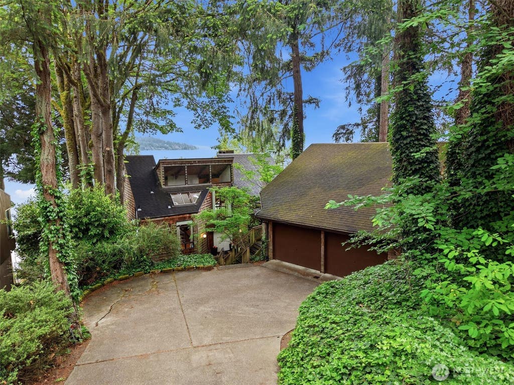 Photo of 500 W Lake Sammamish Parkway NE, Bellevue, WA 98008 (MLS # 2567137)