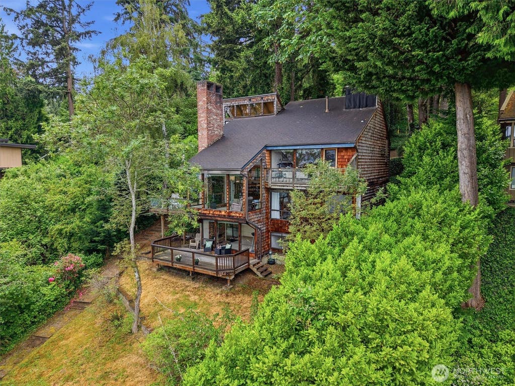 Photo of 500 W Lake Sammamish Parkway NE, Bellevue, WA 98008 (MLS # 2567137)