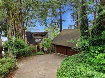 Photo of 500 W Lake Sammamish Parkway NE, Bellevue, WA 98008 (MLS # 2567137)