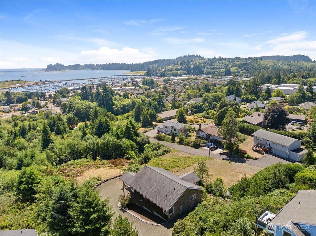 Photo of 508 Mary Ann AVE, Ilwaco, WA 98624 (MLS # 2564222)