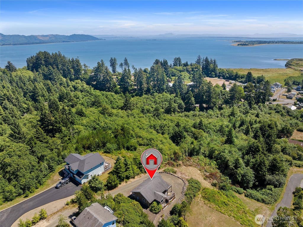 Photo of 508 Mary Ann AVE, Ilwaco, WA 98624 (MLS # 2564222)