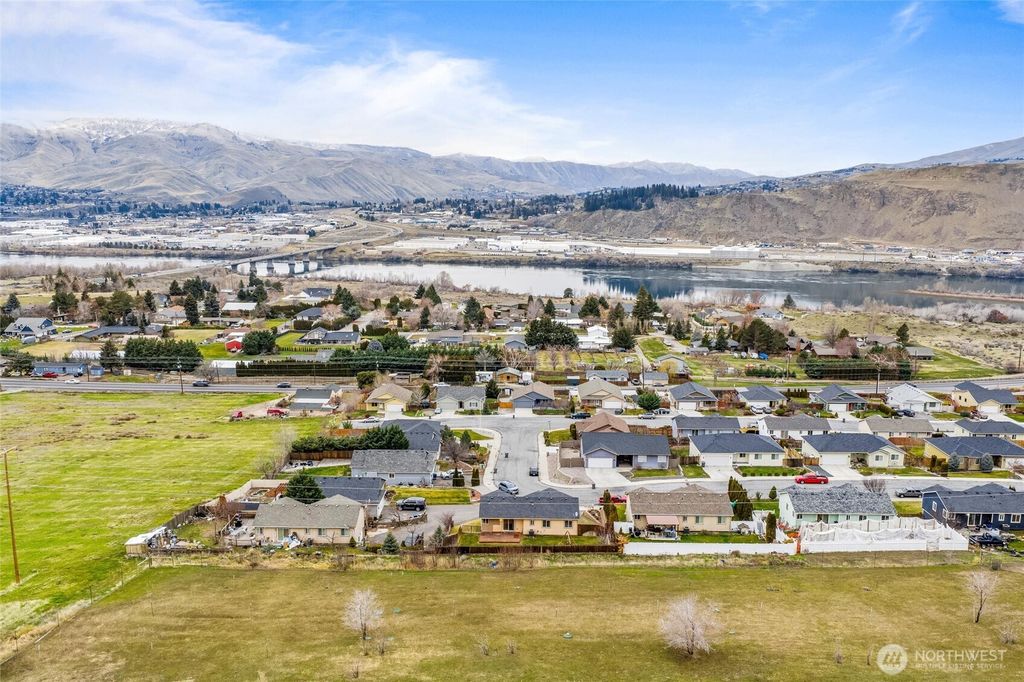 Photo of 3953 NE Vista Del Rey Drive, East Wenatchee, WA 98802 (MLS # 2472512)