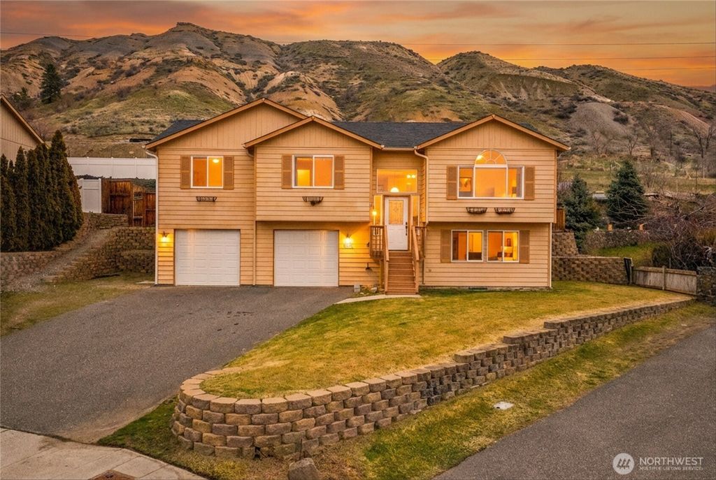 Photo of 3953 NE Vista Del Rey Drive, East Wenatchee, WA 98802 (MLS # 2472512)